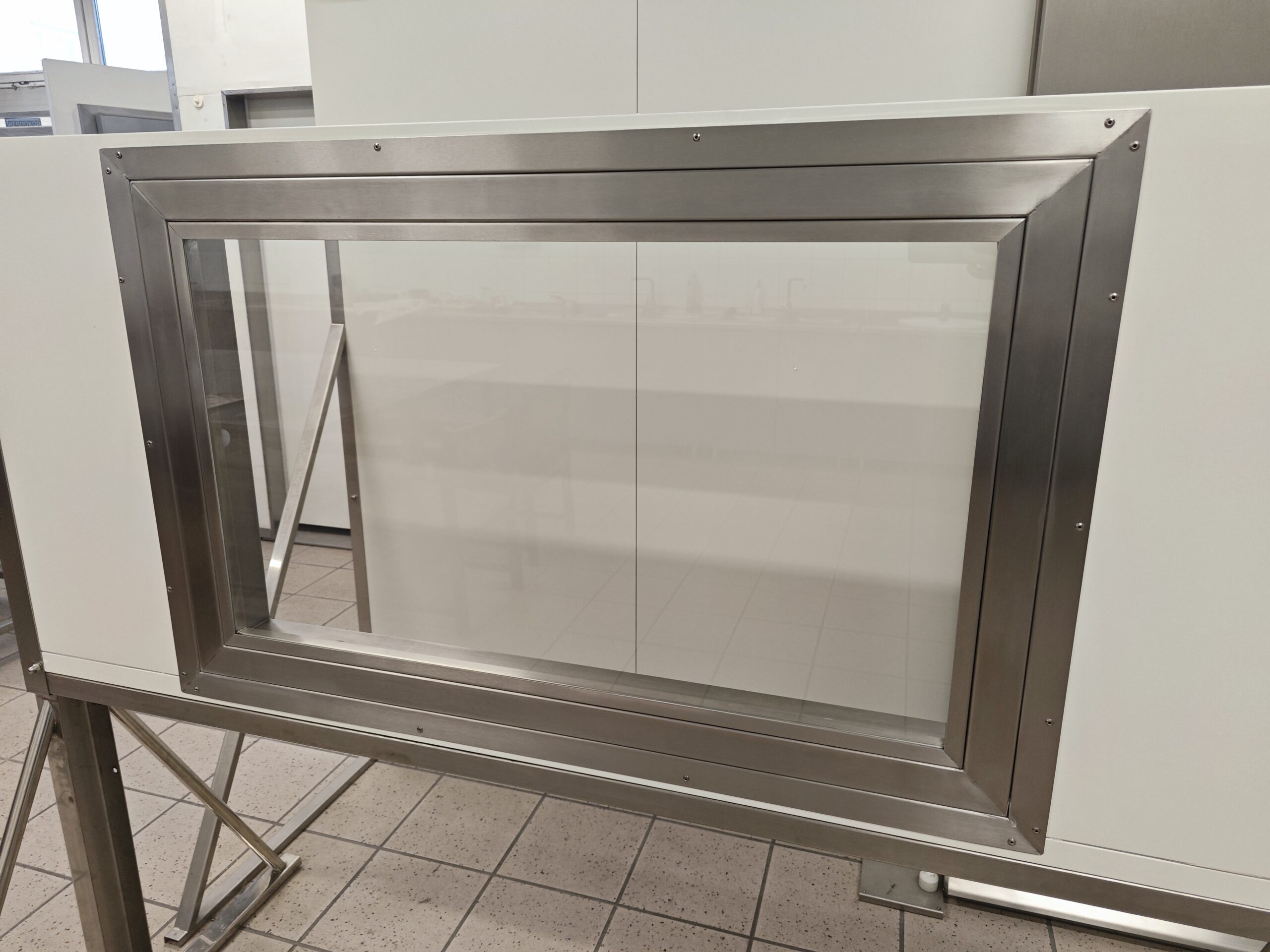 Oldalra nyíló rozsdamentes ablak