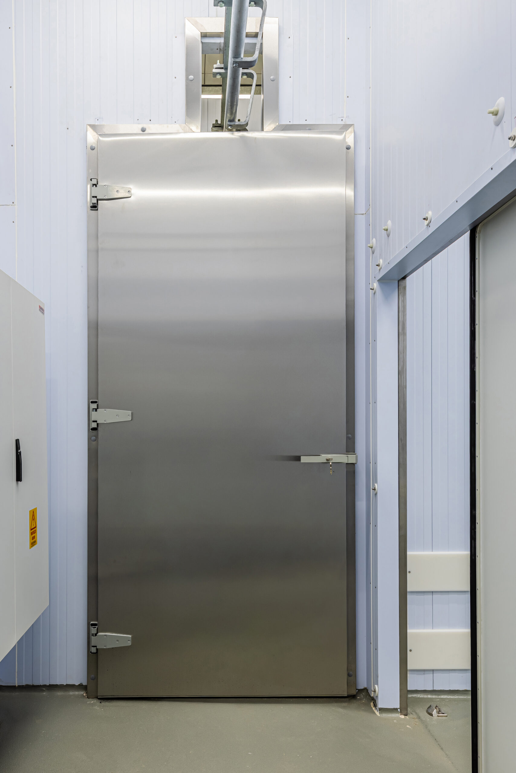 Inox hűtőházi nyílóajtó beépítve