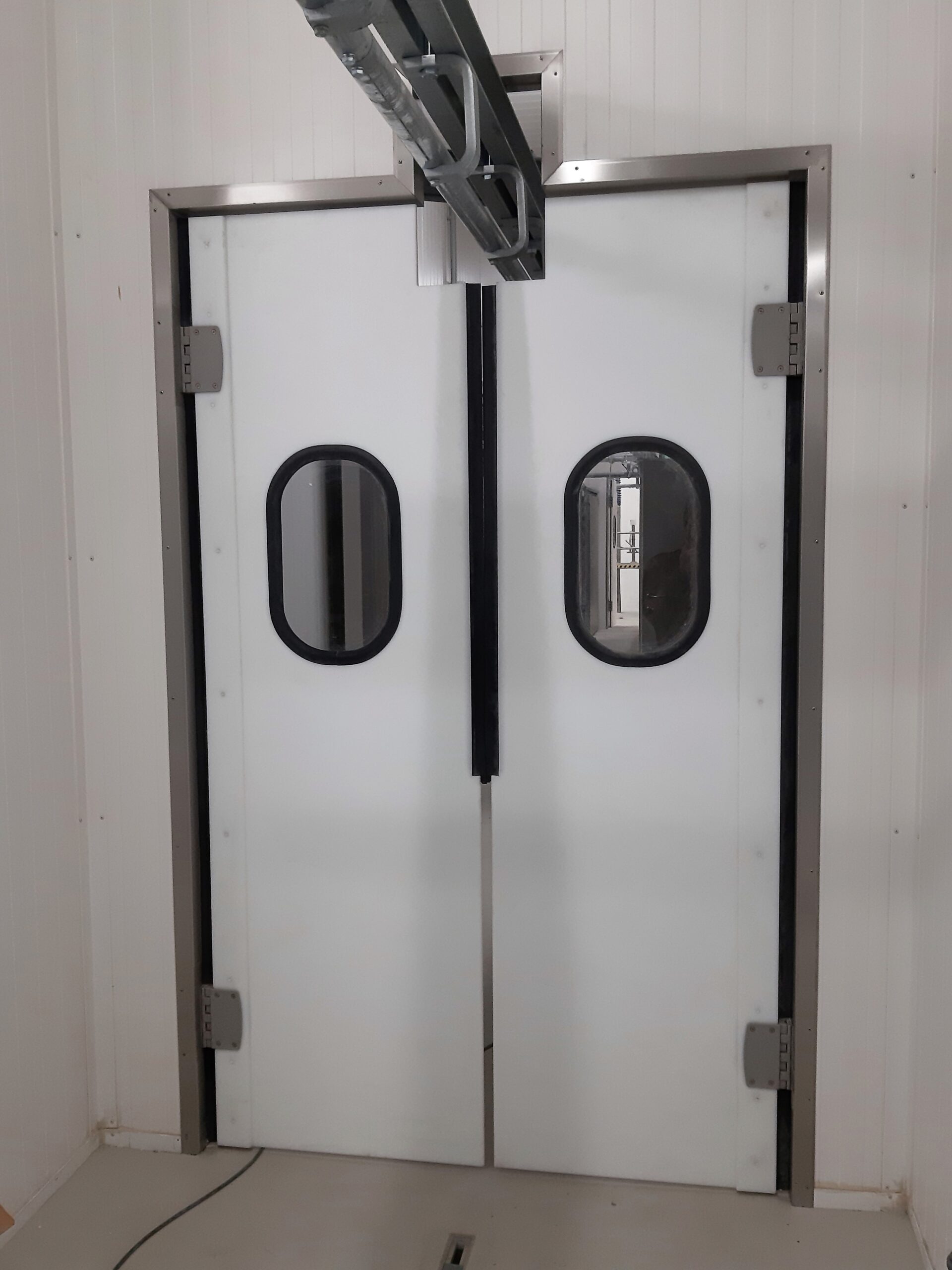 Polietilén lengőajtó húsüzembe