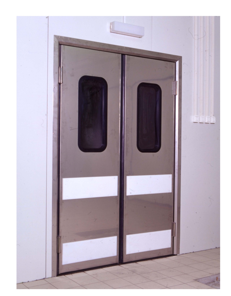 Ipari lengőajtó üzemi környezetben